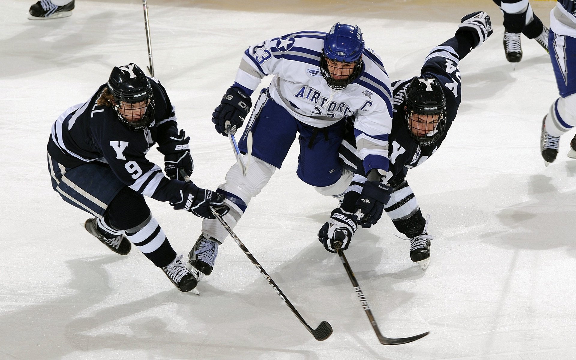“德甲冠军集团逐步明朗，领头羊状态火热”，德甲冠名